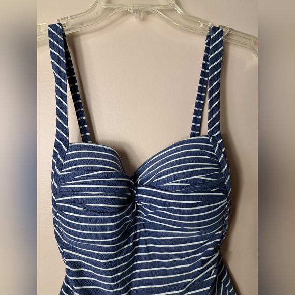 NipTuck Swim Size 8 One Piece Swimsuit Ruched Sides Multifit Bra Cup - Picture 2 of 11